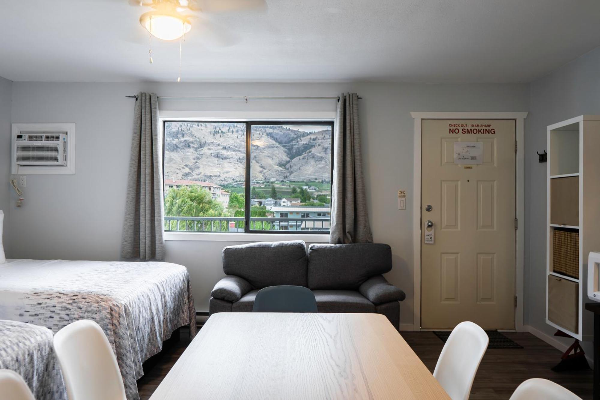 Poplars Motel On The Lake Osoyoos Eksteriør billede